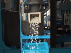 튜브 아이스 머신 을 시동 시키고 있는 엔지니어