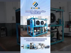 블록 얼음 기계가 얼음을 만들고 있습니다.